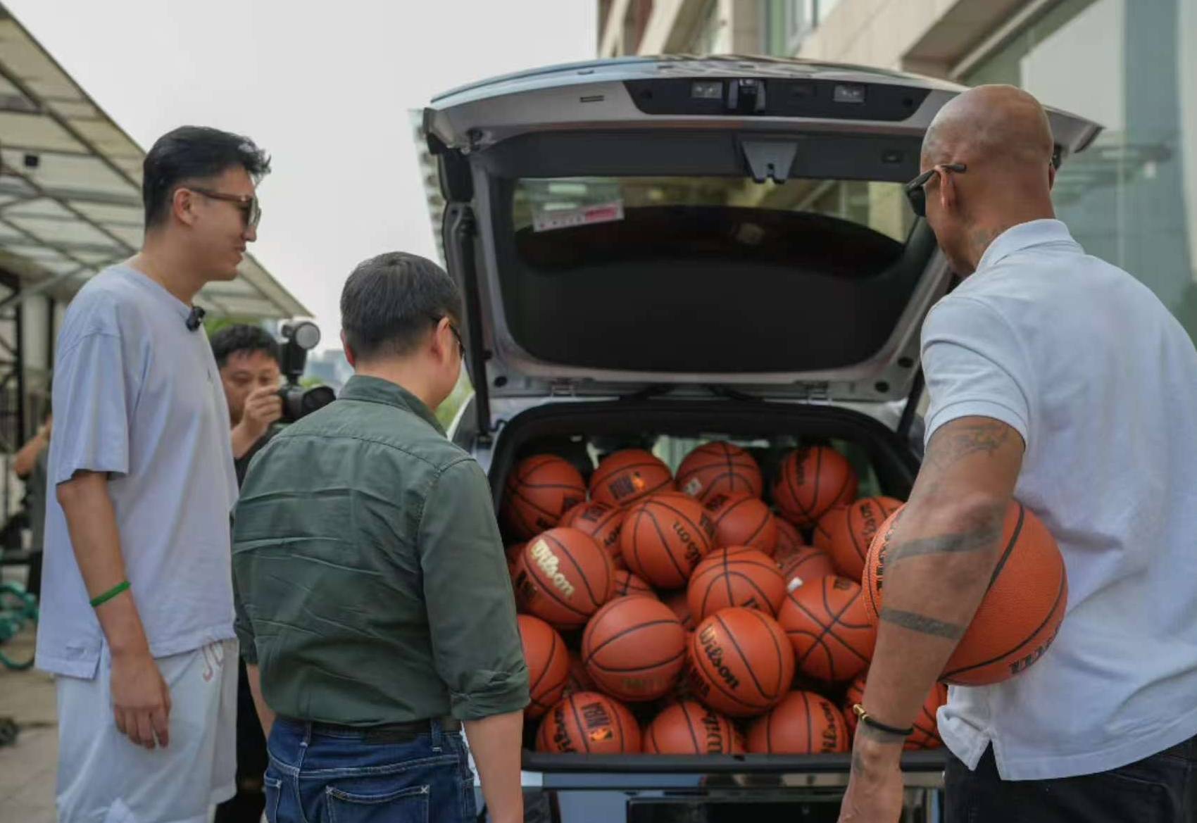 关于今晨突围战来临，深圳男篮围绕CBA常规赛更衣室发声，信心回归，医务组通报恢复的信息